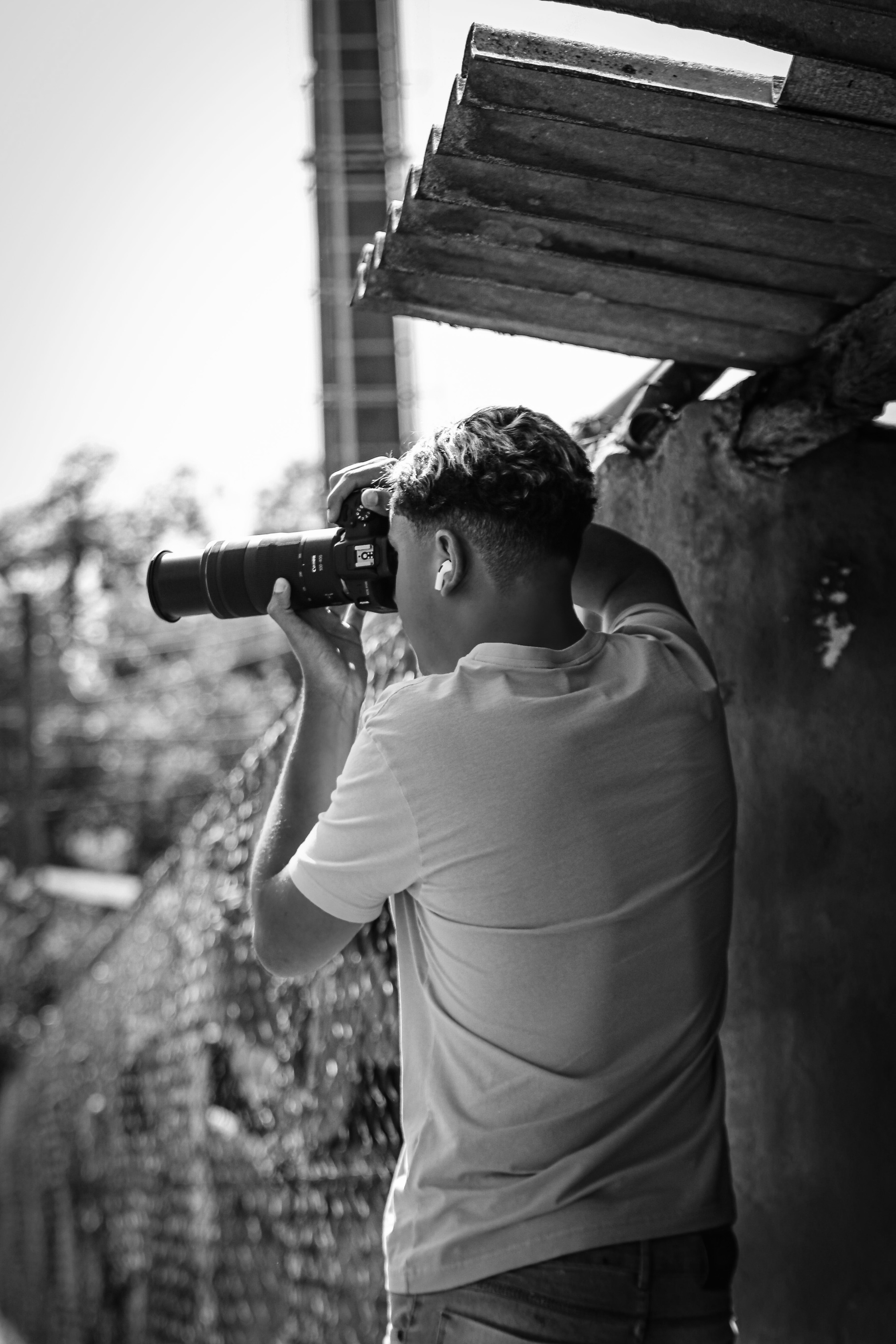 homem tirando foto da paisagem